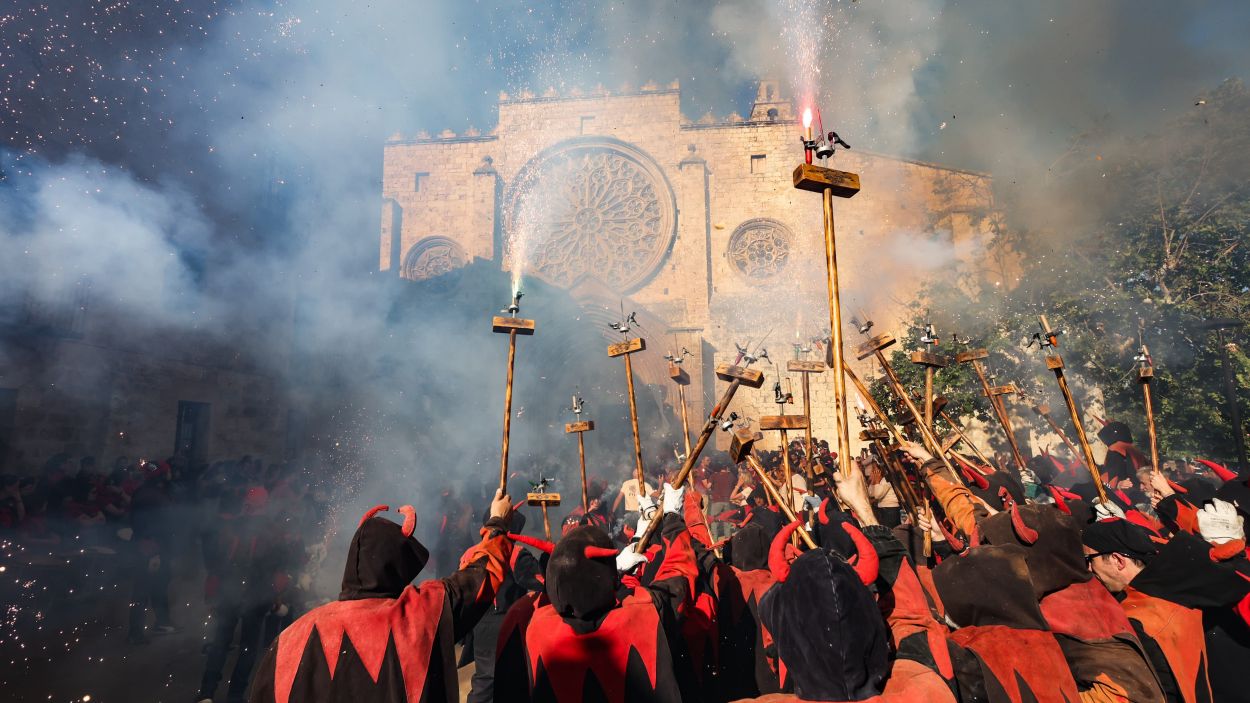 Els Diables de Sant Cugat s'han acomadat de Roger Ricart a les portes del Monestir / Foto: Lali Puig (Cugat Mdia)