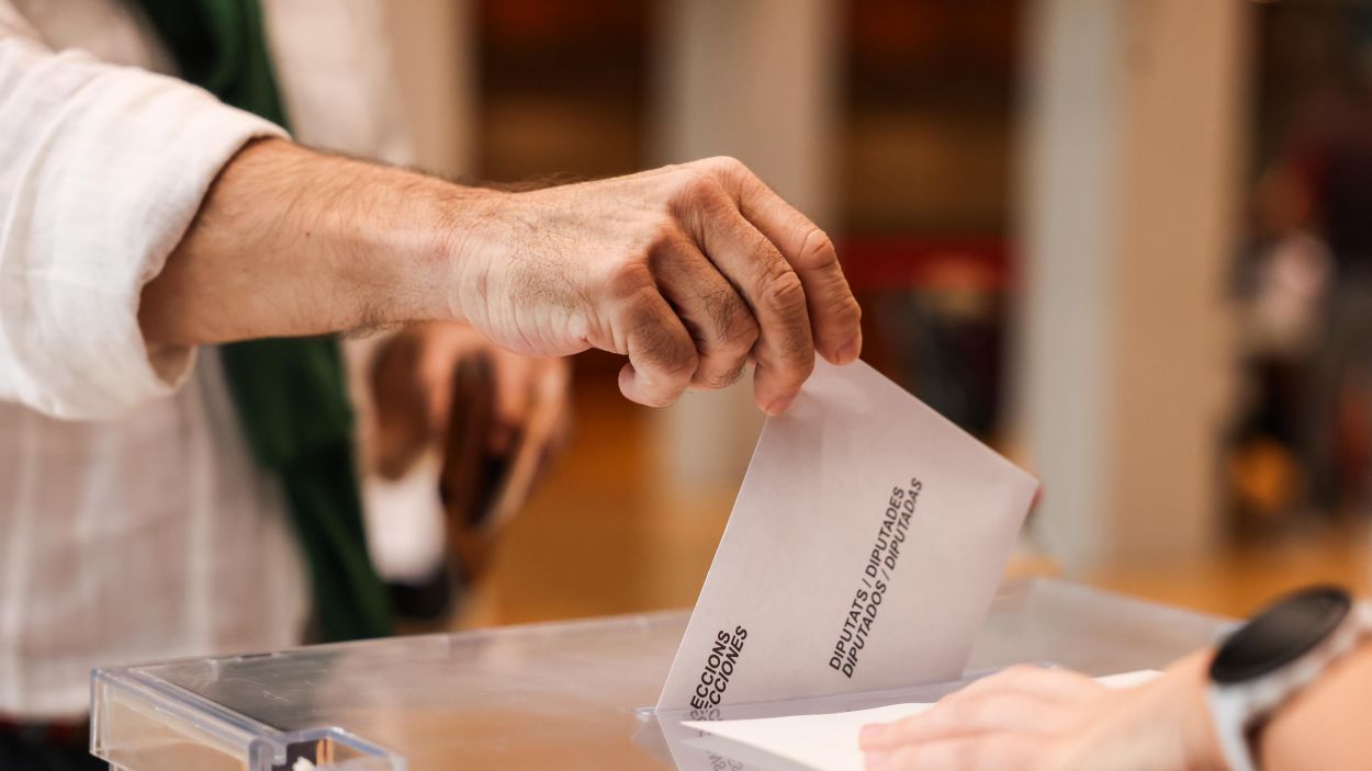 Una persona diposita el seu vot el 12-M / Foto: Ajuntament de Sant Cugat