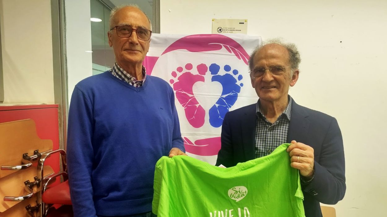 
Miquel ngel Puigmart, voluntari de Critas Sant Cugat, i Javier Juregui, de l'Associaci d'Esportistes per la Vida i la Famlia / Foto: Cugat Mdia