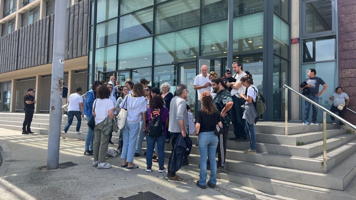 Exterior del Jutjat de Terrassa en el tercer dia del judici a les set encausades de 8Mil Motius pel tall a les vies de FGC per la vaga feminista del 8M el 2018