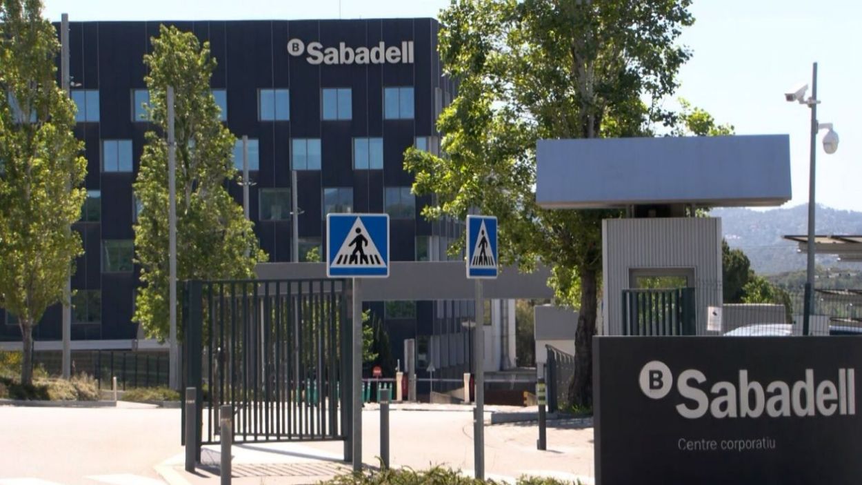 Exterior de la seu central de Banc Sabadell, ubicada a Sant Cugat 