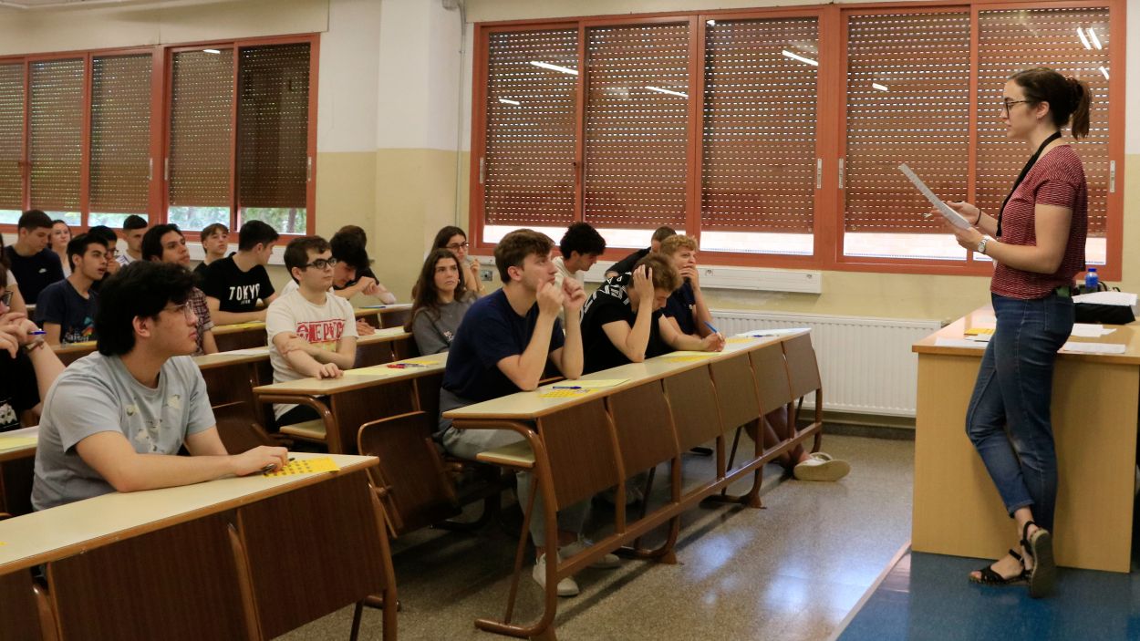 Estudiants a punt de comenar la selectivitat del 2023, a la Facultat de Biologia de la Universitat de Barcelona / Foto: ACN (Laura Fgols)