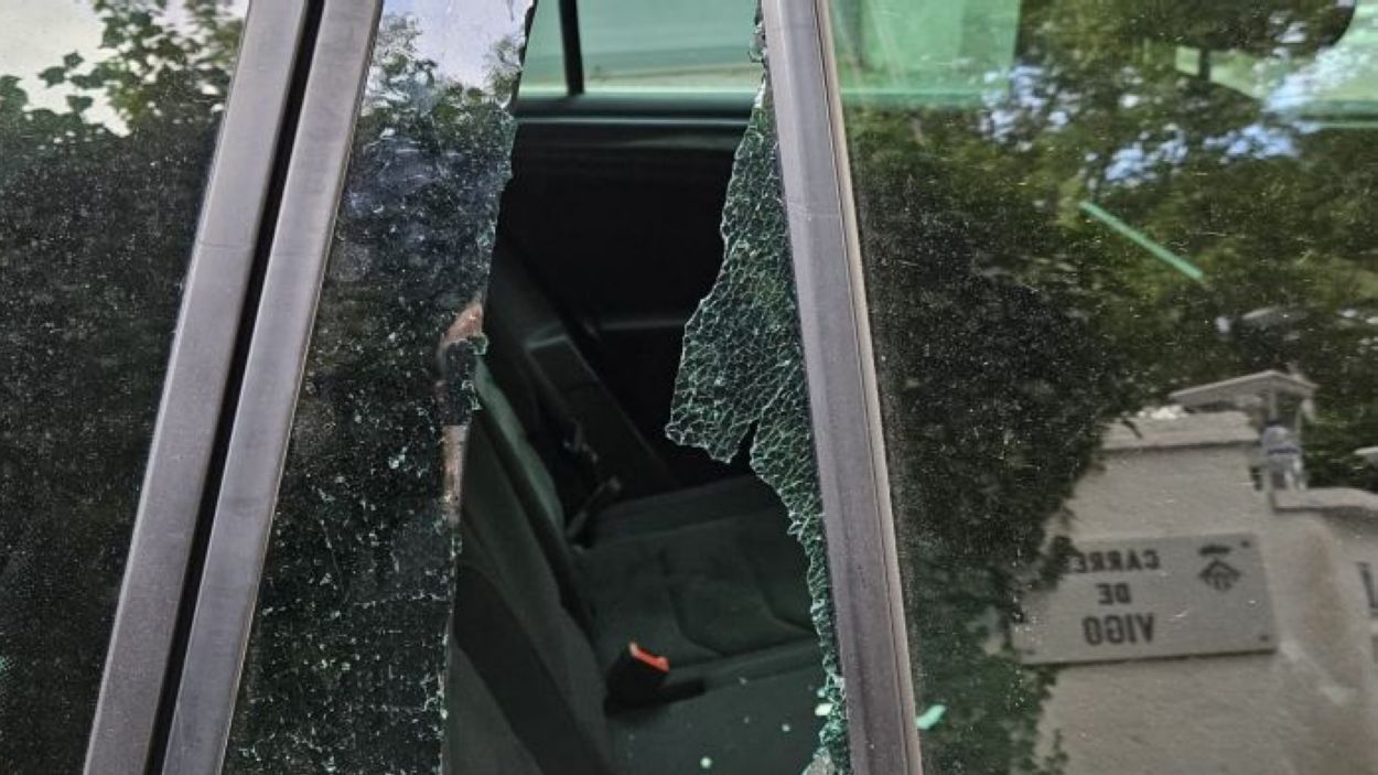 Un dels cotxes amb els vidres trencats / Foto: Cedida pel Tot Sant Cugat