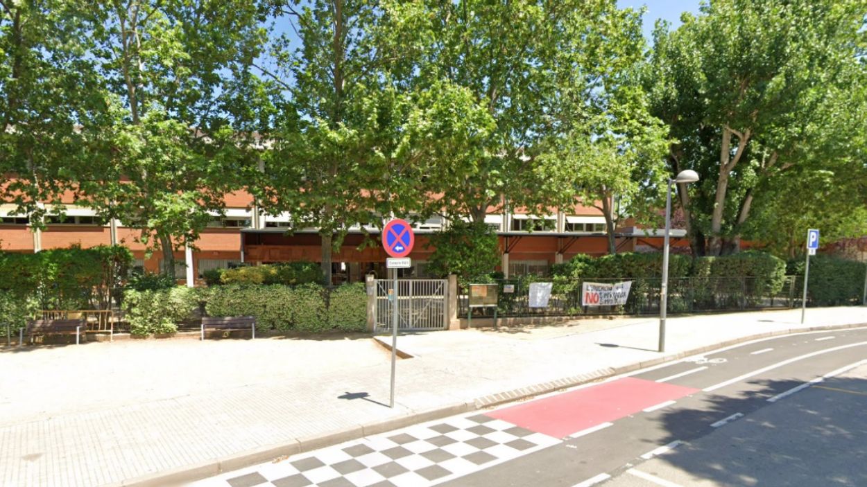 El Catalunya alerta les famlies de l'ensurt d'un alumne amb un desconegut a la sortida del centre