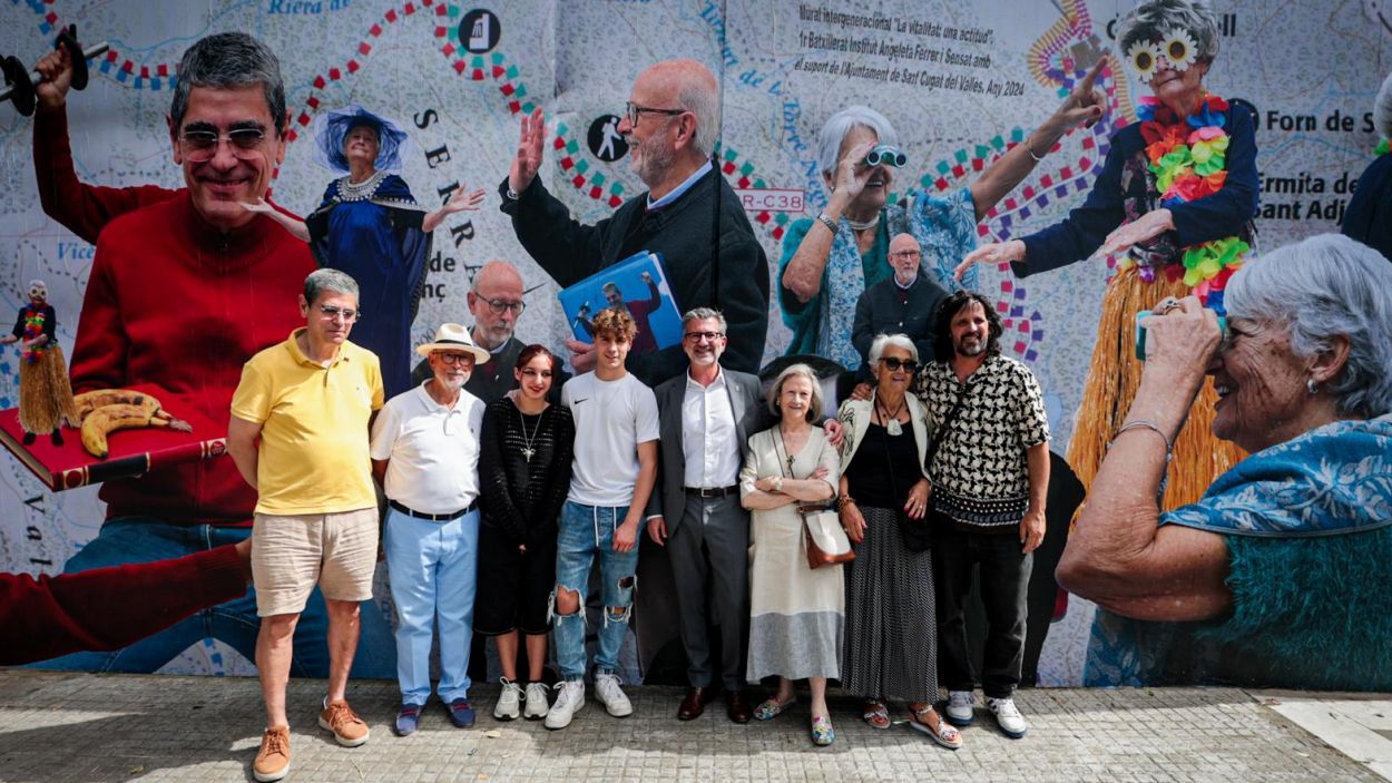 Artistes i collaboradors del mural / Foto: Ajuntament