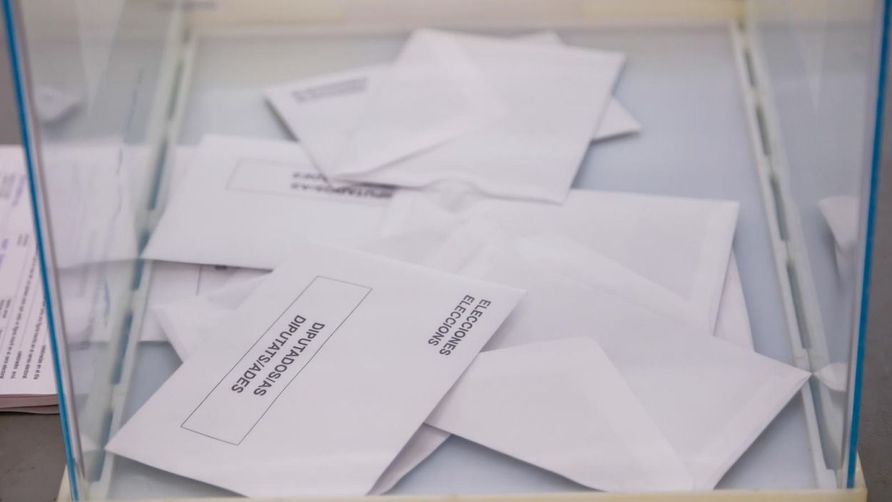 Paperetes a la urna durant les eleccions europees del 9-J / Foto: Ajuntament de Sant Cugat