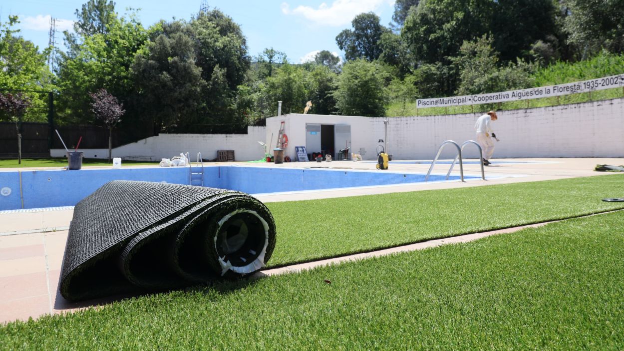 Gespa artificial i QR per evitar cues, les novetats de les piscines municipals aquest estiu