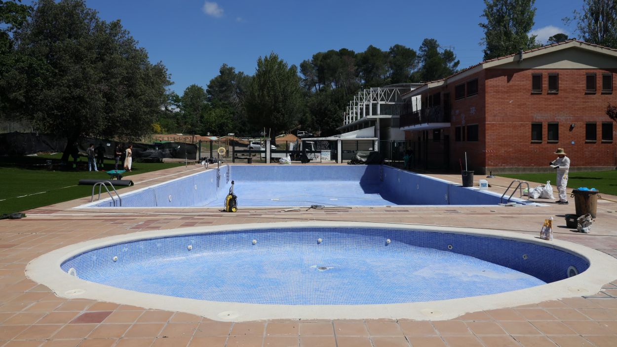 Les obres de preparaci de la piscina de La Floresta per a la temporada d'estiu