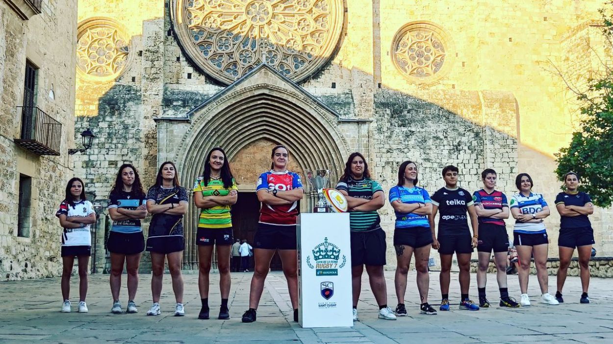 Foto amb les samarretes dels equips participants i la Copa de la Reina de Rugby 7 / Foto: Cugat Mdia