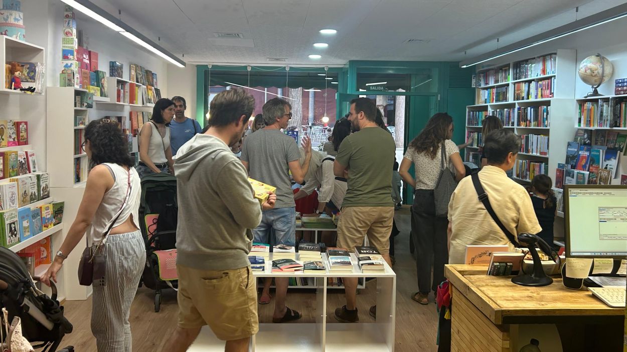 La llibreria Pati de Llibres s'omple d'infants a la festa d'inauguraci 