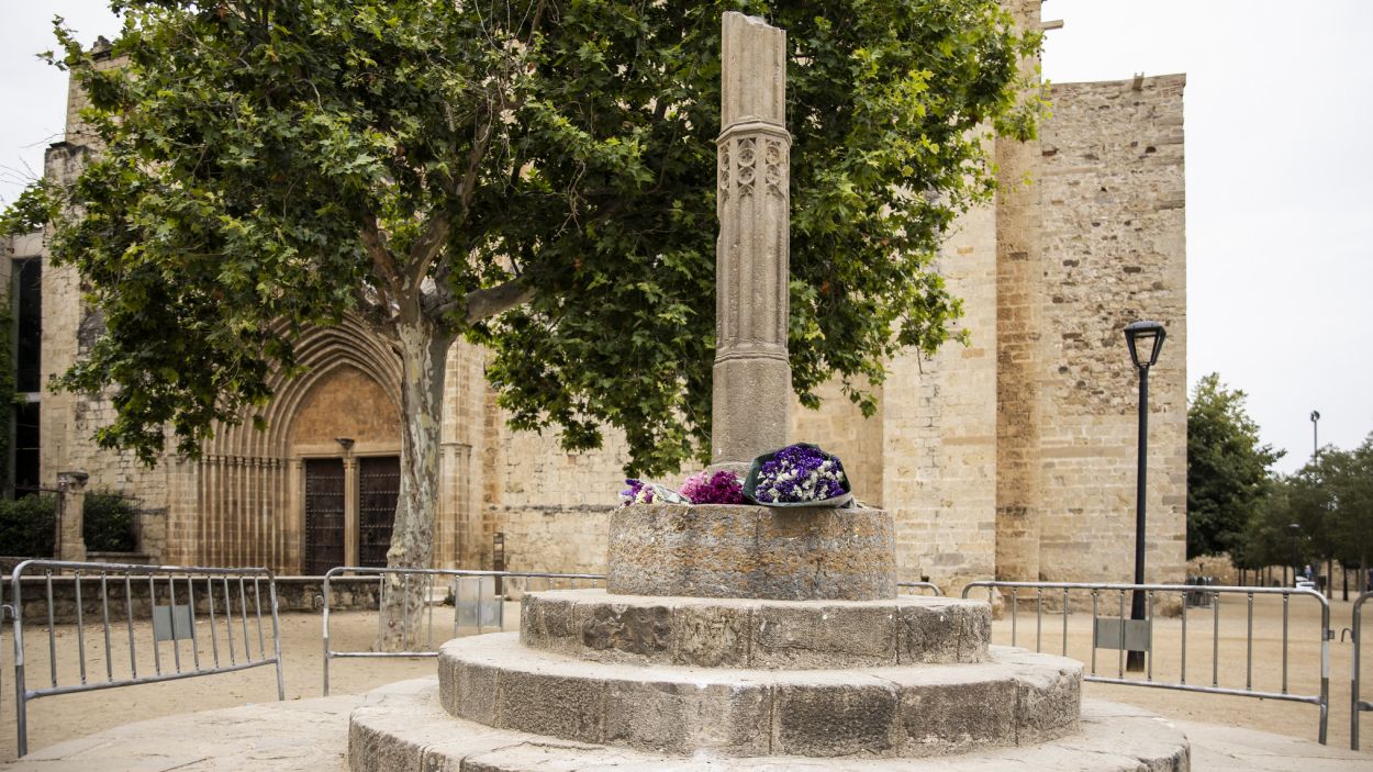 La Creu de Terme del Monestir desprs de l'acte vandlic que la va trencar / foto: Lali Puig