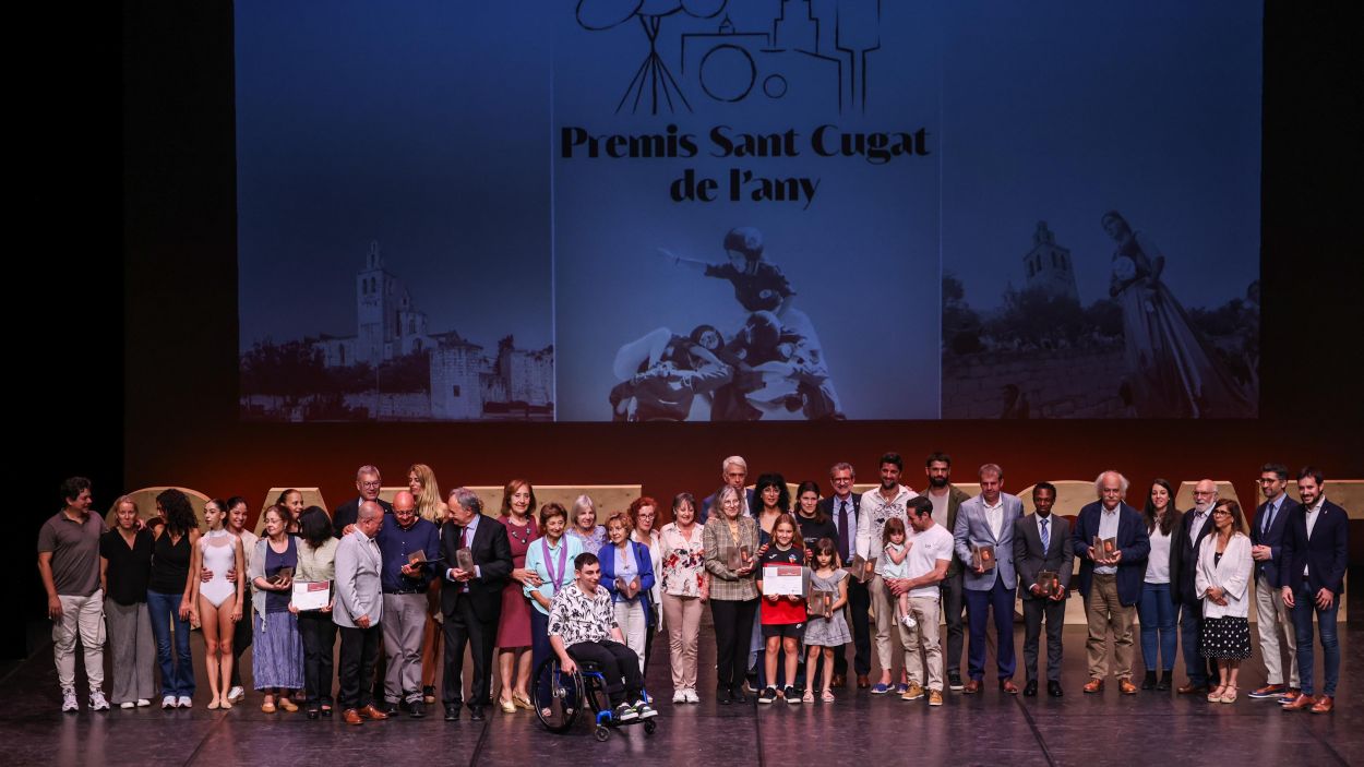 Tots els premiats i autoritats dels Premis Sant Cugat de l'Any / Foto: Ajuntament (Lali Puig)