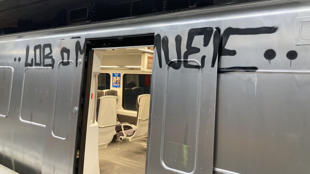 Aturen amb petards un tren a les Planes i el vandalitzen amb pintura