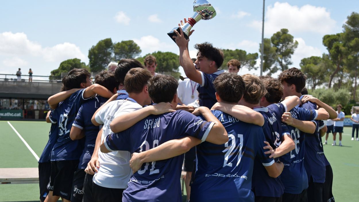 L'equip juvenil A del Junior FC alant el trofeu del Campionat d'Espanya d'hoquei herba / Foto: Jordi Gest