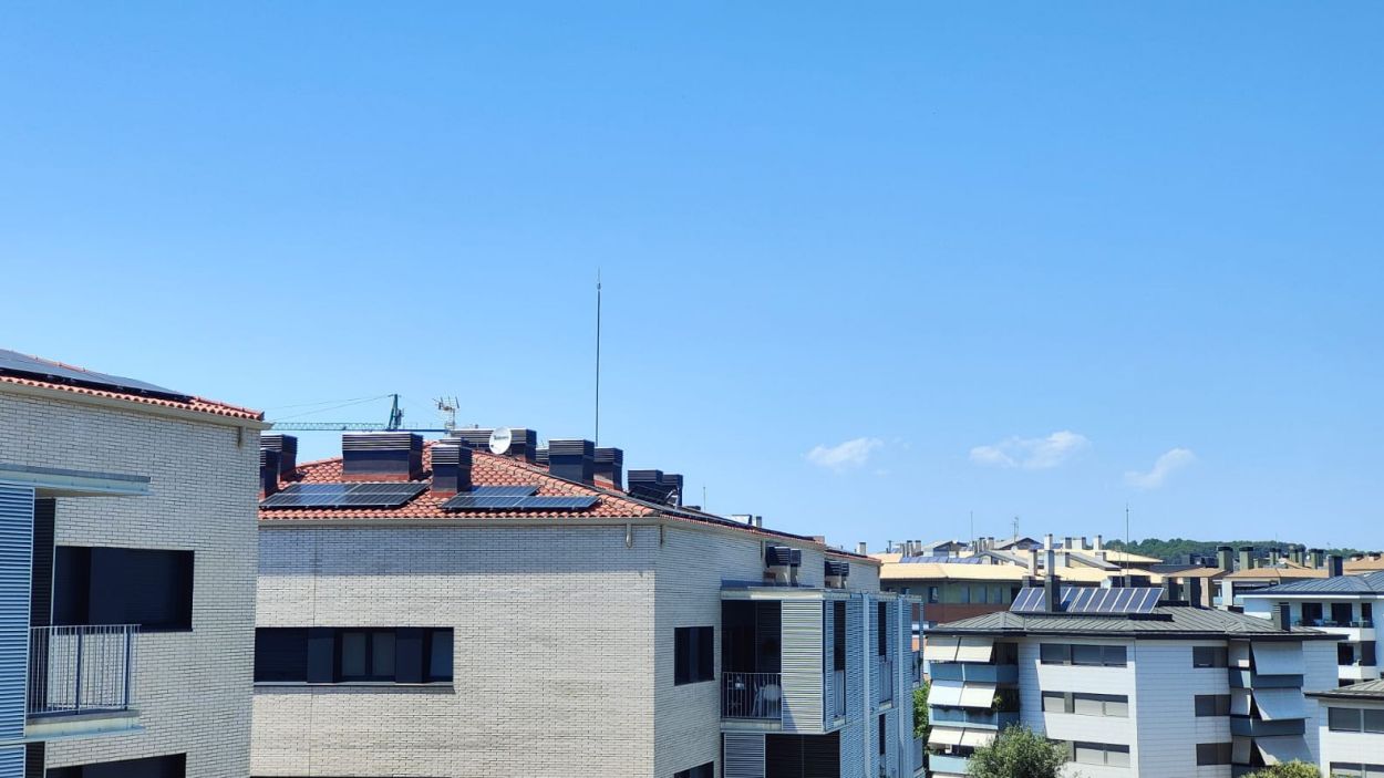 Plaques solars a la teulada d'un edifici de Volpelleres / Foto: Cugat Mdia