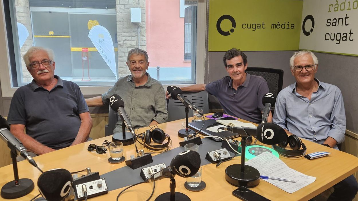 Pep Cod (esquerra) a l'estudi Ramon Barnils de Rdio Sant Cugat amb els presentadors lvar Roda, Toni Sams i Rogeli Pedr.