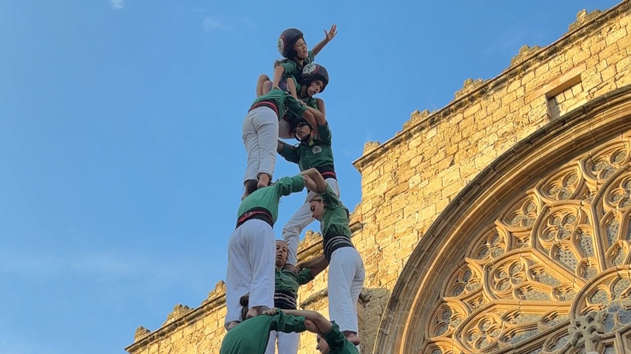 Els Castellers de Sant Cugat, en el moment que l'enxaneta ha coronat el 3 de 8 / Foto: Cugat Mdia