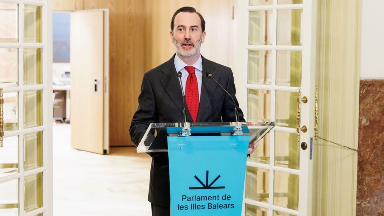 El president del Parlament de les Illes Balears, Gabriel Le Senne, davant d'un faristol / Foto: Parlament Balear