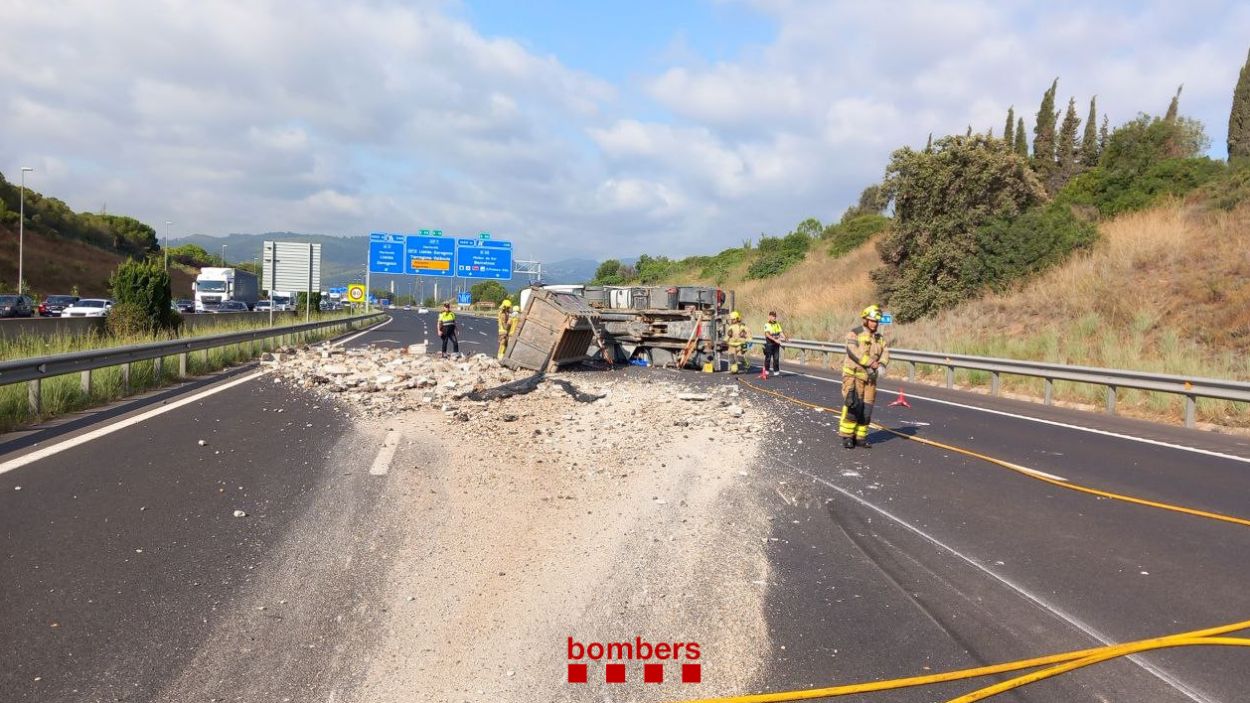 Tasques de treball dels Bombers en el quart accident del dia a l'AP7 a Sant Cugat on un cami ha bolcat a l'autopista / Foto: Bombers de la Generalitat