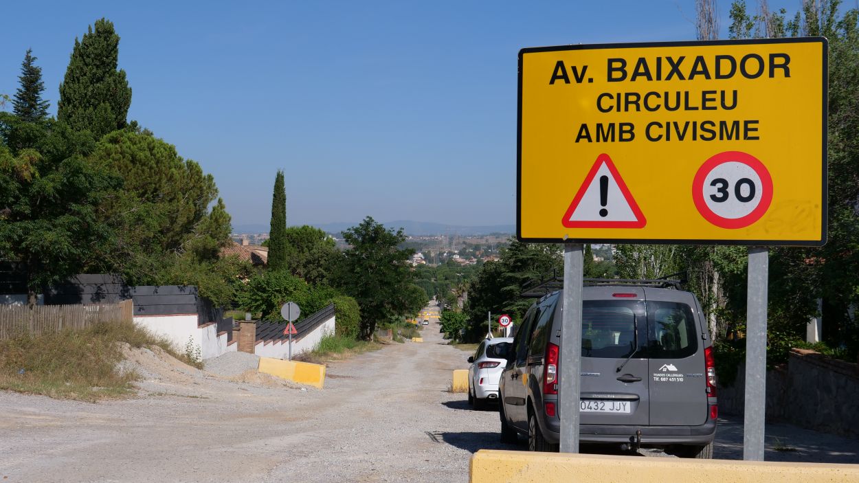 El cartell que demana circular per l'avinguda Baixador amb compte / Foto: Llus Llebot (Cugat Mdia)