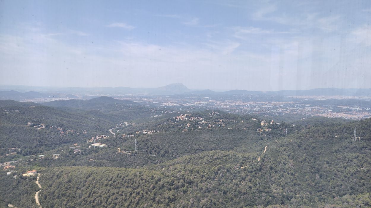 Vistes de Sant Cugat, amb Montserrat al fons, des del mirador de la Torre de Collserola / Foto: Cugat Mdia