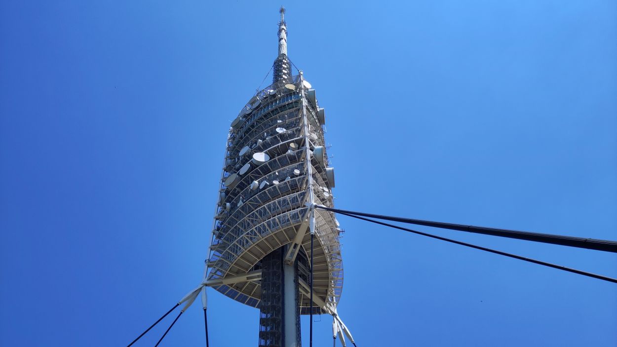 La Torre de Telecomunicacions de Collserola, de 288 metres, des de sota / Foto: Cugat Mdia