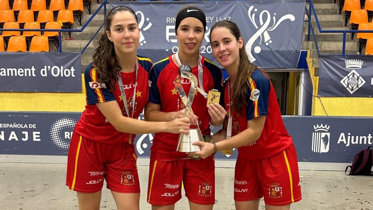 Alba Costa, Xnia Matas i Paula Roldn amb el primer ttol europeu de la sub-17 d'hoquei patins / Foto: Cedida
