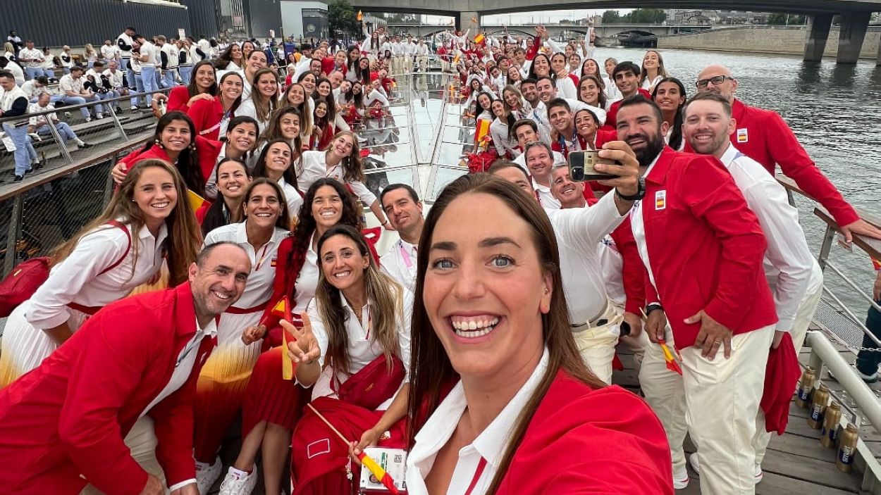 Julia Strappato, a primera fila a l'esquerra, a l'embarcaci espanyola de la inauguraci dels Jocs de Pars / Foto: Cedida