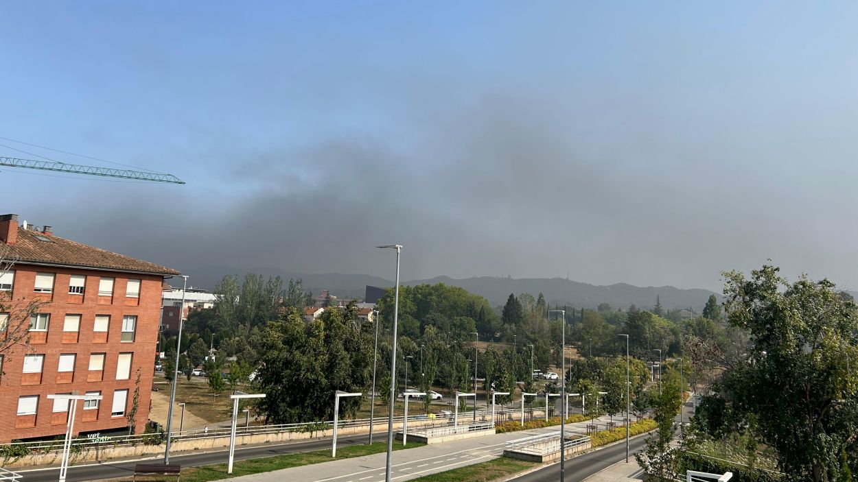 El fum, vist des de la plaa de l'U d'Octubre de Sant Cugat / Foto: Cugat Mdia