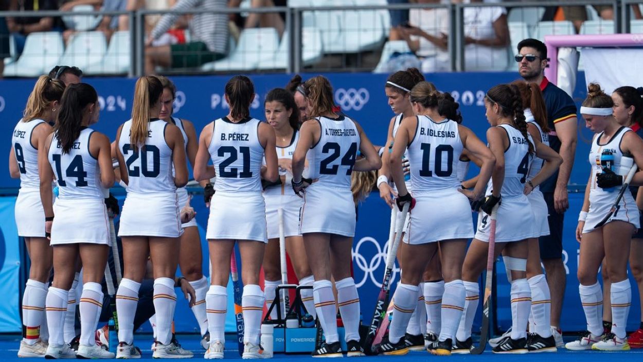 Jlia Strappato, a la dreta del tot de la imatge, pensativa en el partit contra Argentina / Foto: RFEH