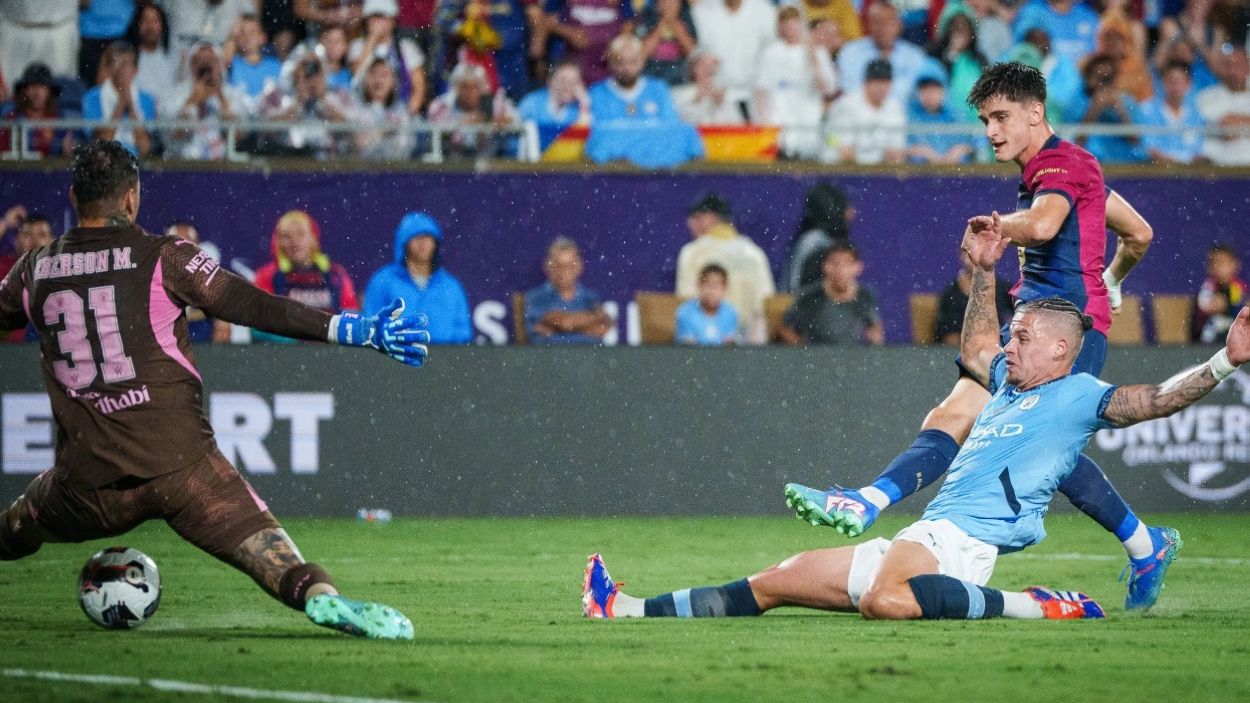 El blaugrana Pau Vctor en la jugada de l'1 a 0 contra els jugadors del Manchester City Kalvin Phillips i Ederson / Foto: FC Barcelona