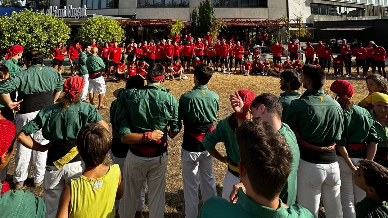 Els Gausacs, amb la delegaci d'esportistes del Canad / Foto: Castellers de Sant Cugat