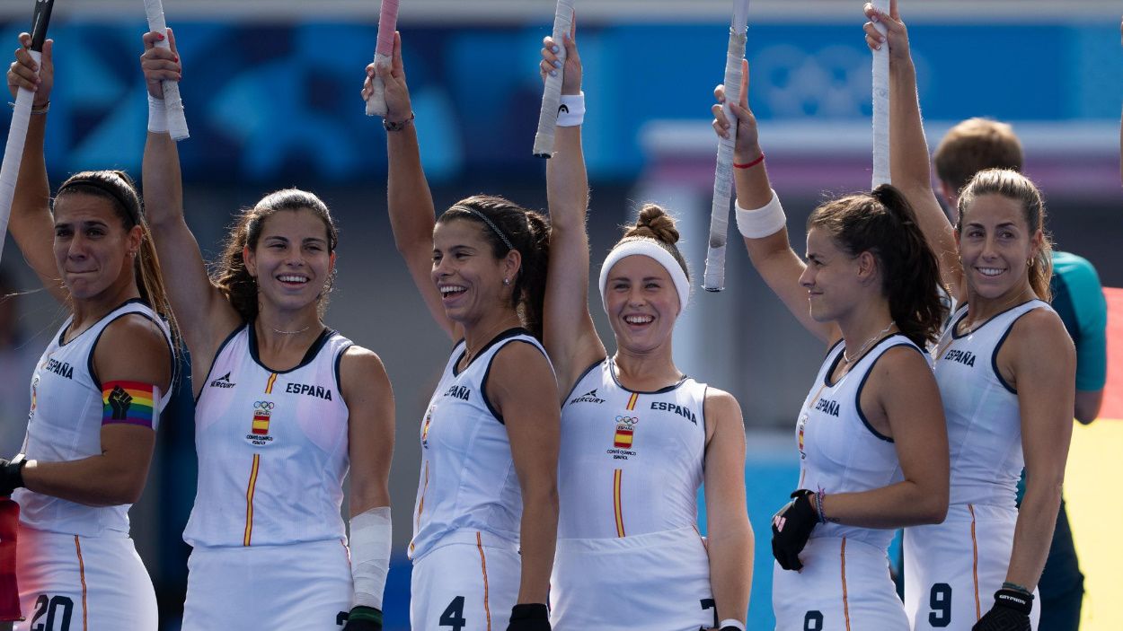 Jlia Strappato (tercera per la dreta) celebrant la victria amb les seves companyes / Foto: RFE Hockey