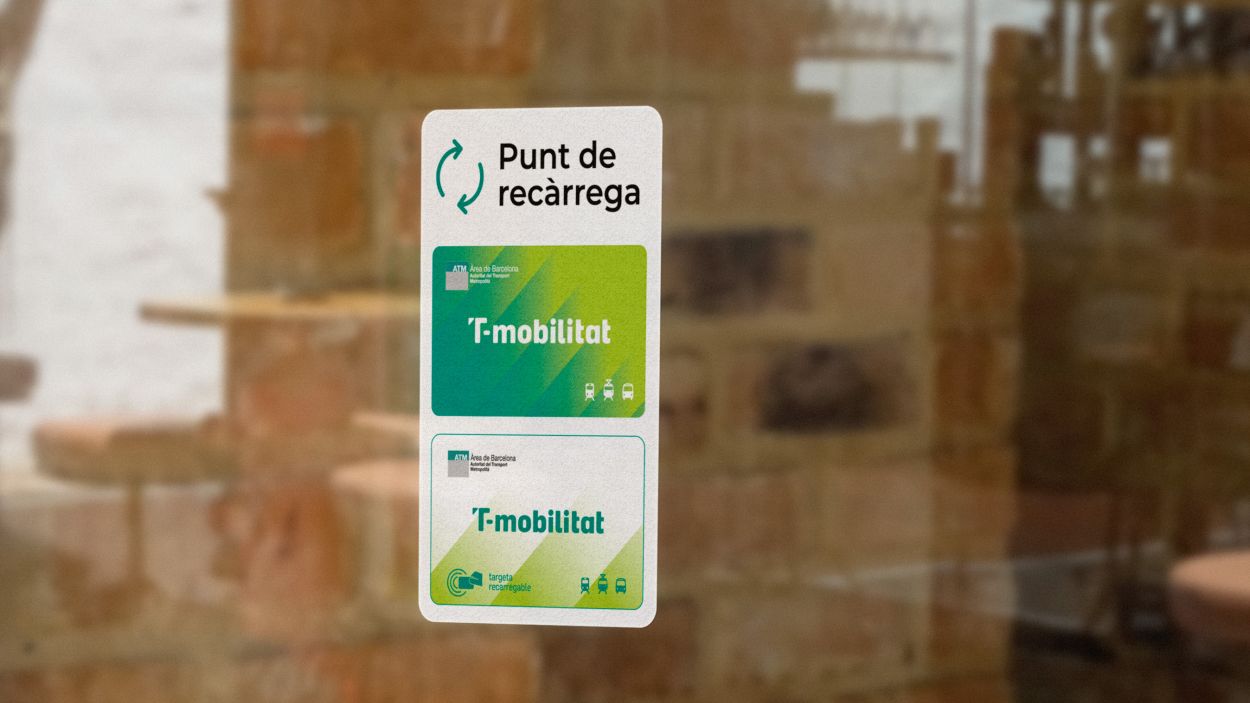 Imatge d'un estanc amb un dels punts de recrrega per a la T-mobilitat / Foto: Cedida