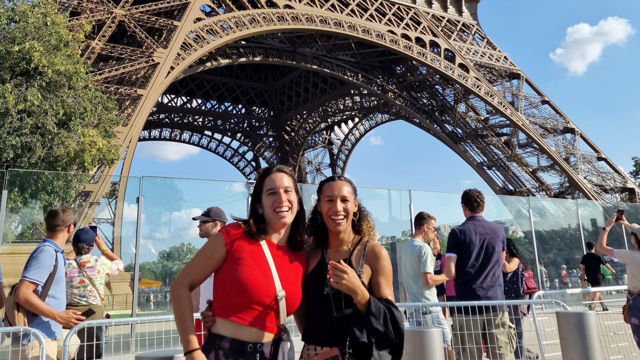 Cora Salas amb l'Ella Bestu als peus de la Torre Eiffel