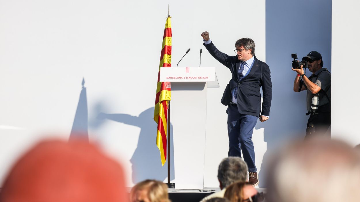 Puigdemont, alant el puny en la seva intervenci 