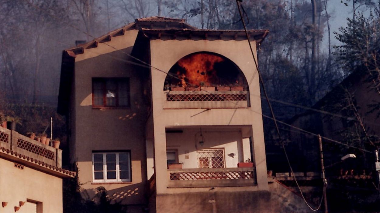 L'incendi de Collserola de 1994 cremant una casa / Foto: Cedida (Eduard Jener)