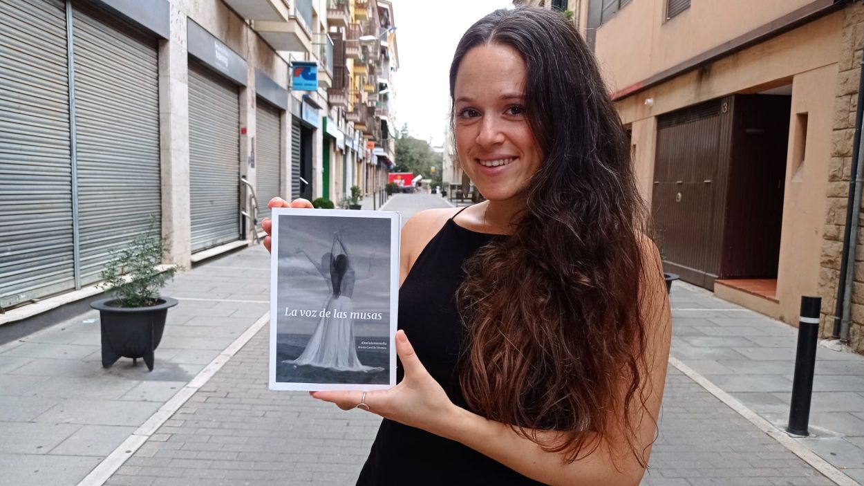 Mireia Carrillo amb la seva primera novella publicada / Foto: Cugat Mdia