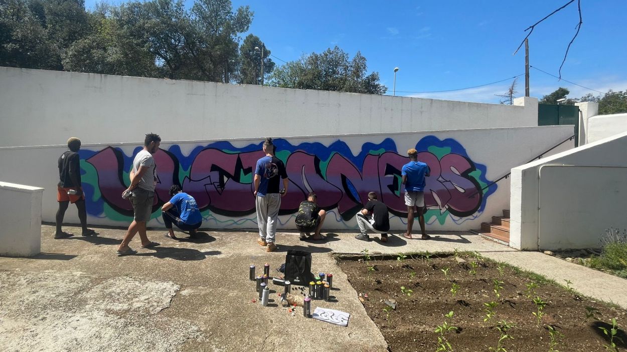 Usuaris del CRAE Lledoners de les Planes fent una activitat al pati