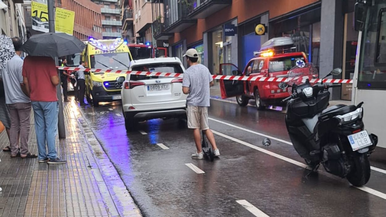 Moment en qu els Bombers i el SEM estan atenent la persona atropellada a l'avinguda de Rius i Taulet / Foto. Cedida