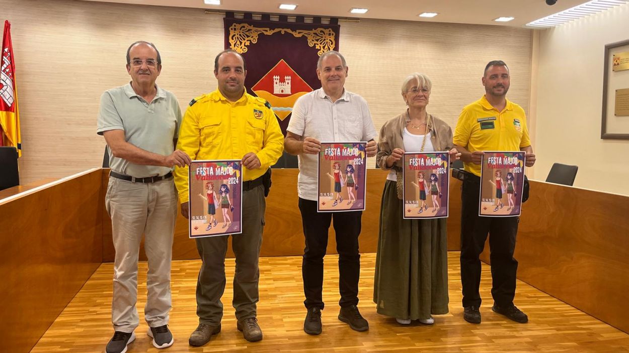 Juanjo Corts (centre), Susana Casta, Xavier Humet i els representants de l'ADF, a la presentaci de la Festa Major de Valldoreix / Foto: Cugat Mdia