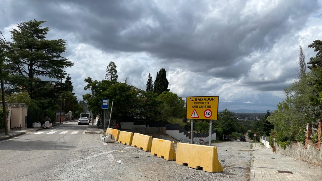 Les tanques de formig installades al Baixador per reduir velocitat / Foto: EMD Valldoreix