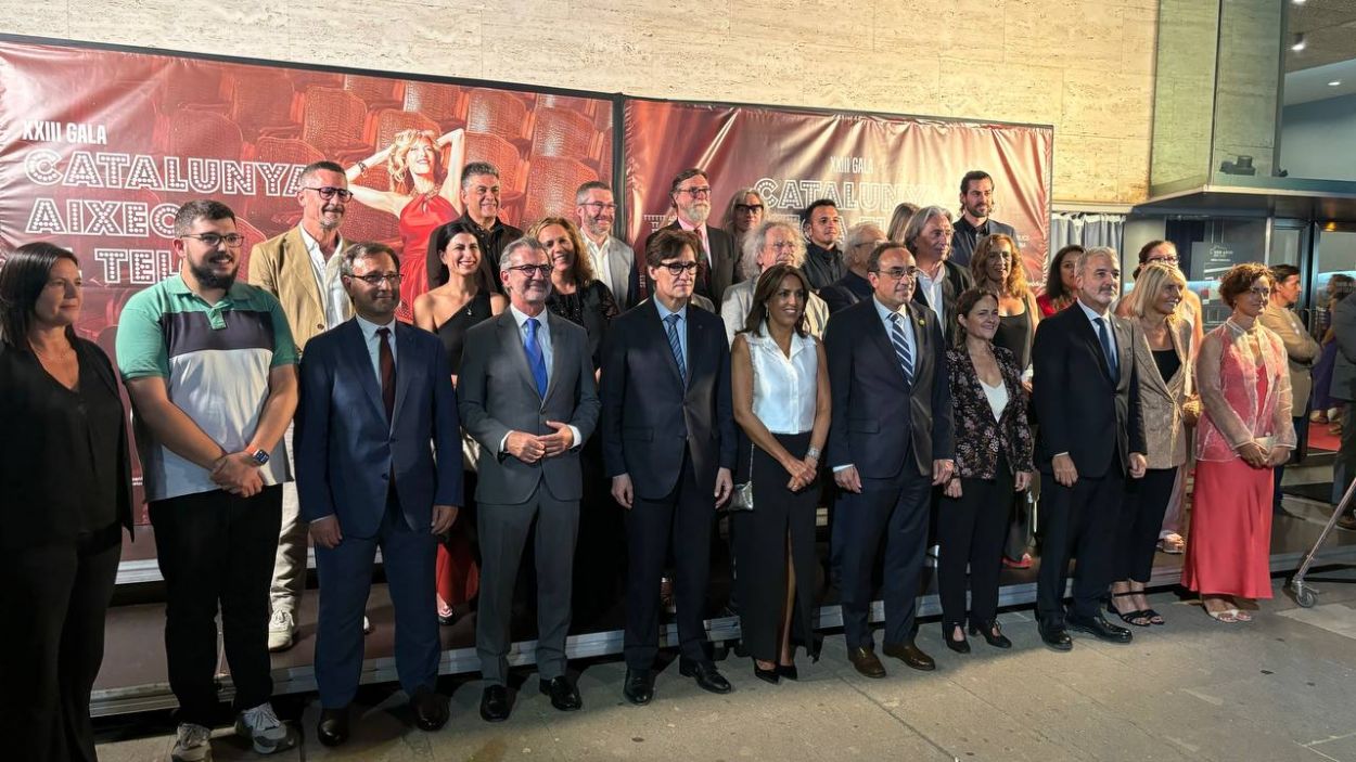 Foto de famlia de les autoritats assistens a la gala 'Catalunya aixeca el tel'