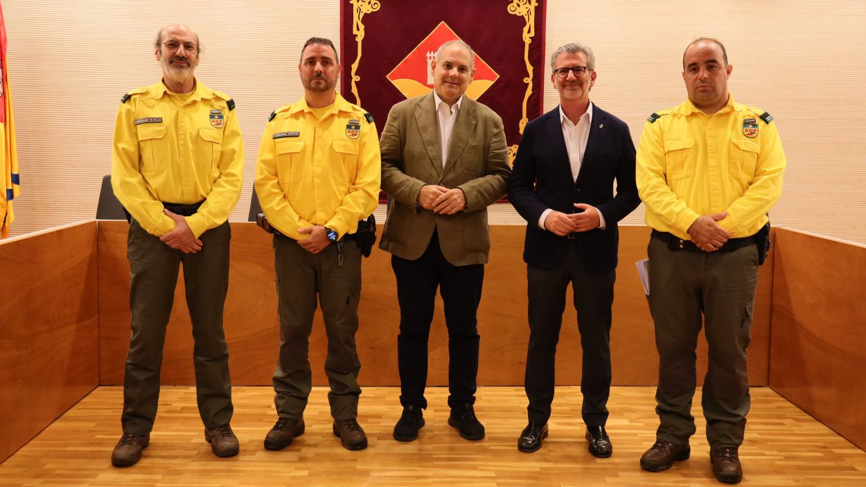 Els membres de l'ADF que han pronunciat el preg amb el president de l'EMD, Juanjo Corts, i l'alcalde, Josep Maria Valls / Foto: Ajuntament de Sant Cugat