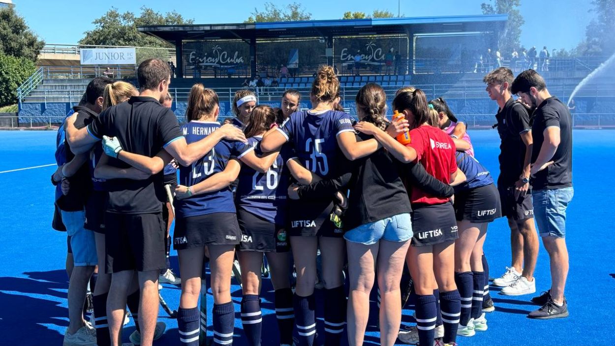 Les jugadores del Junior fan pinya / Foto: Cugat Mdia