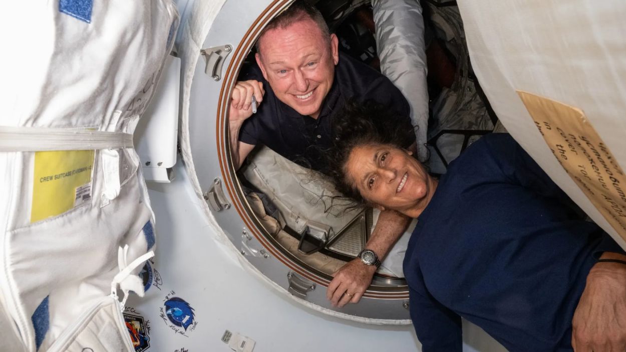 Els astronautes Butch Wilmore (esquerra) i Suni Williams (dreta), tripulants de l'Starliner, a l'Estaci Espacial Internacional