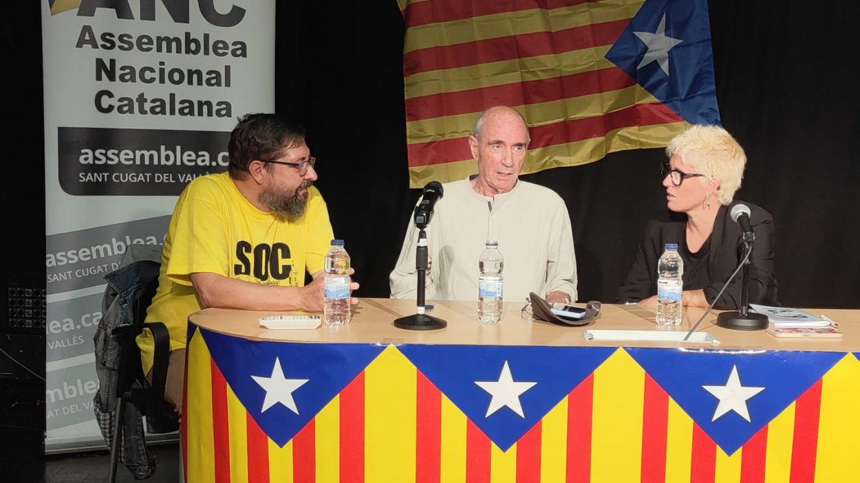 Francesc Salvador, de Sant Cugat per la Independncia; el president de l'ANC, Llus Llach; i la periodista Gemma Aguilera durant la xerrada a la Casa de Cultura / Foto: Cugat Mdia