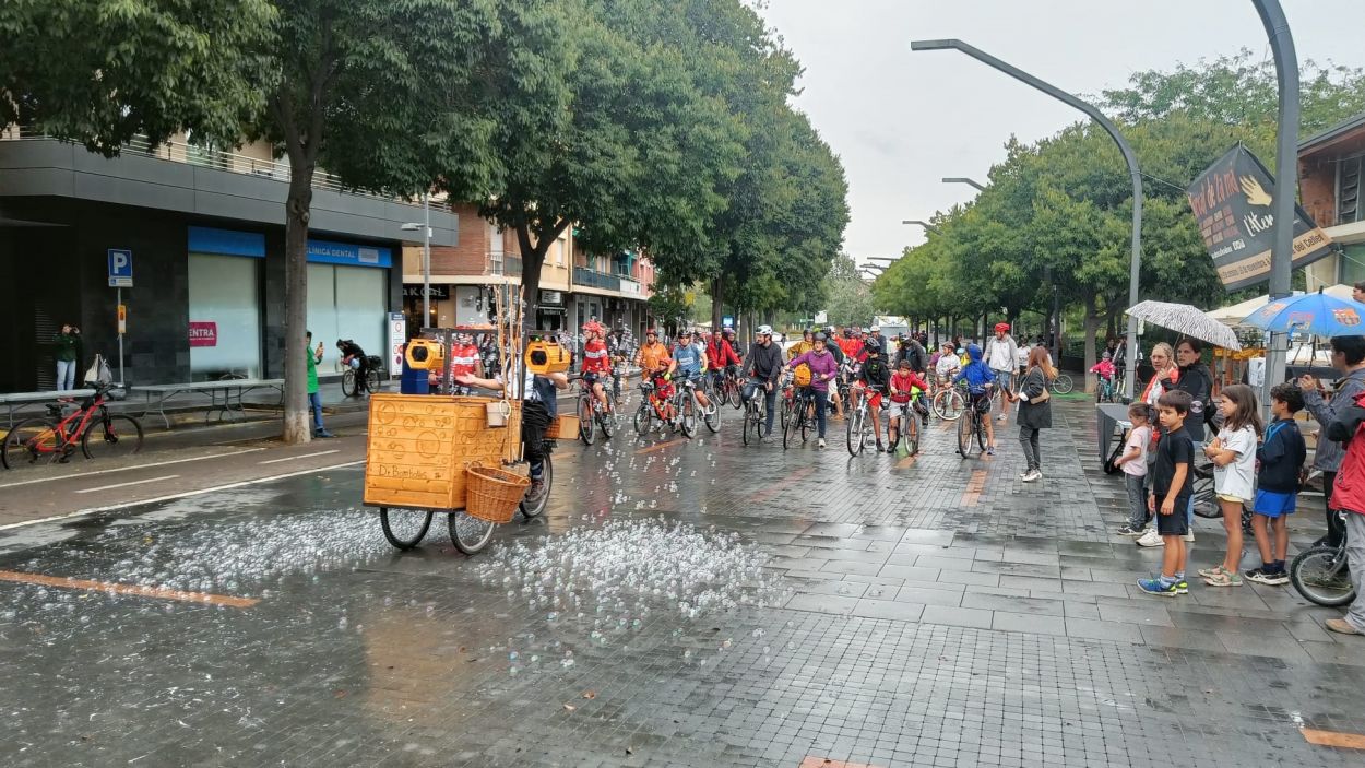 Un Dia Sense Cotxes passat per aigua reuneix una cinquantena de santcugatencs