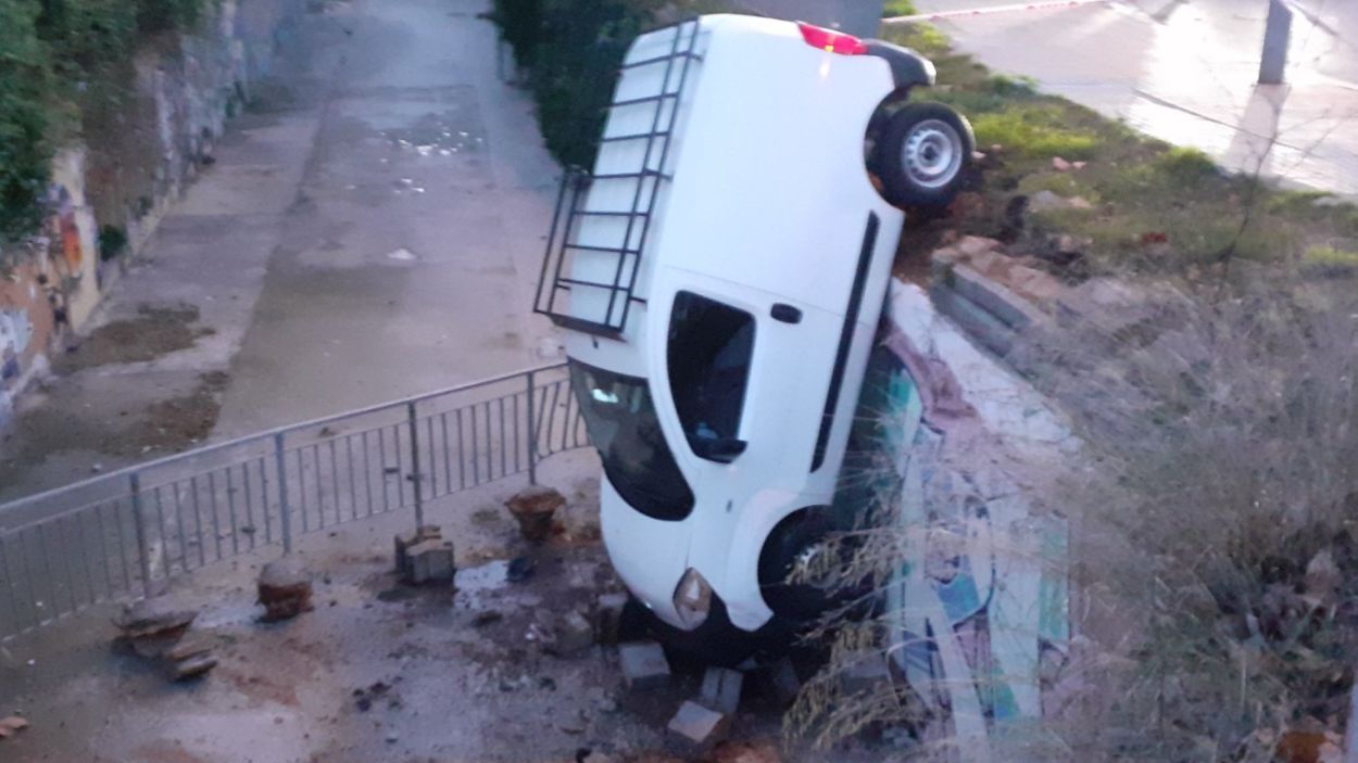 Una furgoneta es queda penjada al mur de la riera de Mas Gener