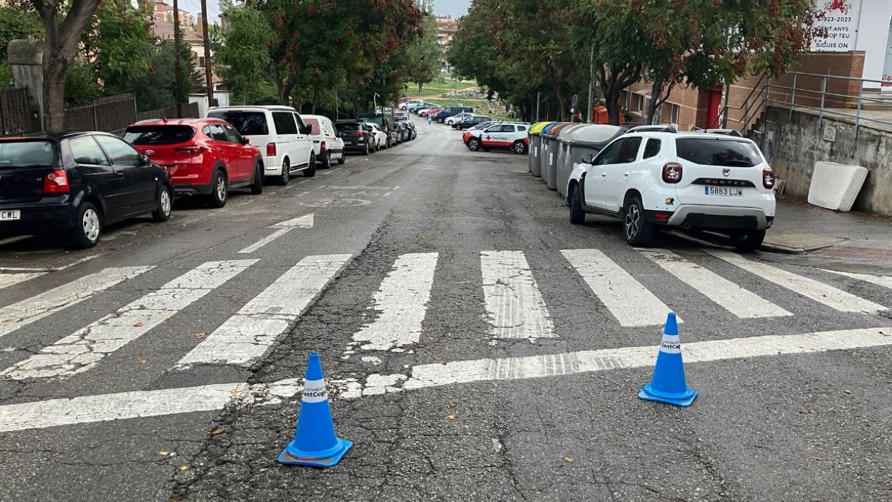 Uns cons alerten als conductors que el carrer de Sant Juli est tallat al trnsit 